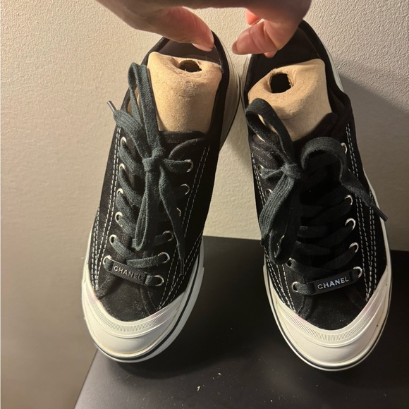 CHANEL SUEDE/VELOUR SNEAKERS BEAUTIFUL AND NEVER WORN ONLY ACROSS MY CARPET - Picture 11 of 16